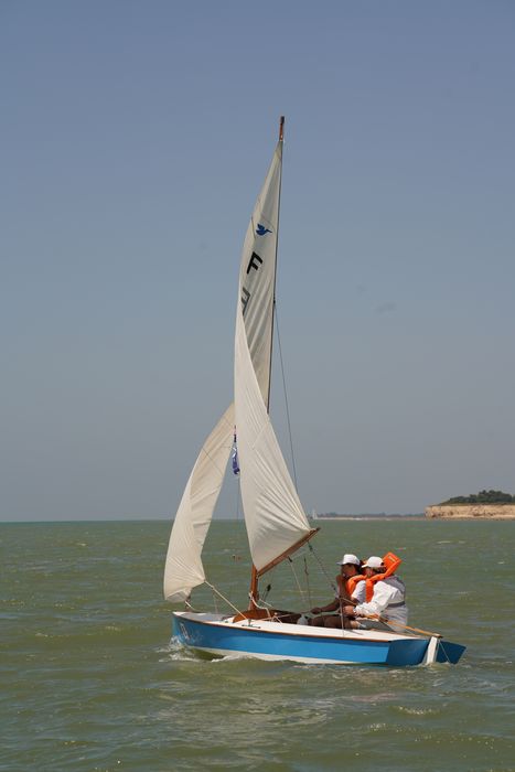 bateau de plaisance : bateau sans nom, dériveur de type Snipe, dériveur léger de type Snype