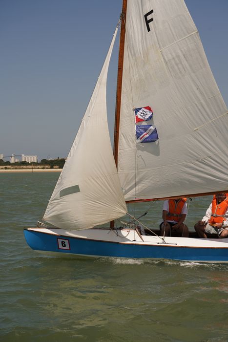 bateau de plaisance : bateau sans nom, dériveur de type Snipe, dériveur léger de type Snype