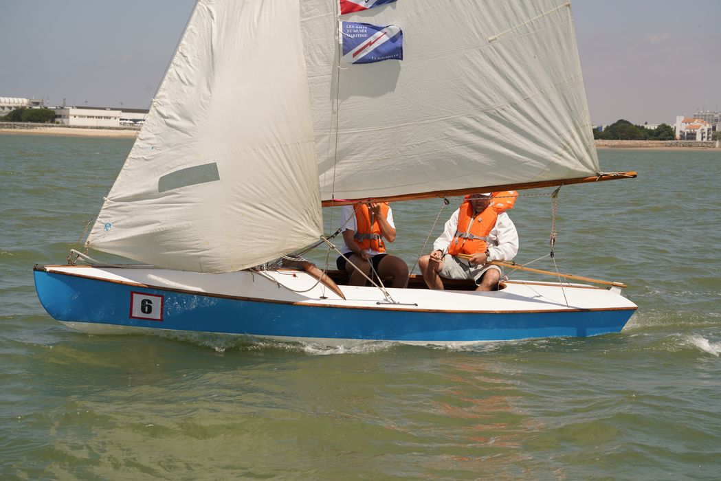 bateau de plaisance : bateau sans nom, dériveur de type Snipe, dériveur léger de type Snype