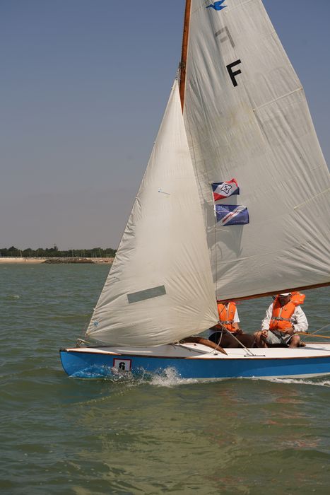 bateau de plaisance : bateau sans nom, dériveur de type Snipe, dériveur léger de type Snype