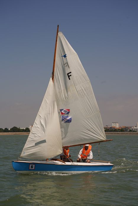 bateau de plaisance : bateau sans nom, dériveur de type Snipe, dériveur léger de type Snype