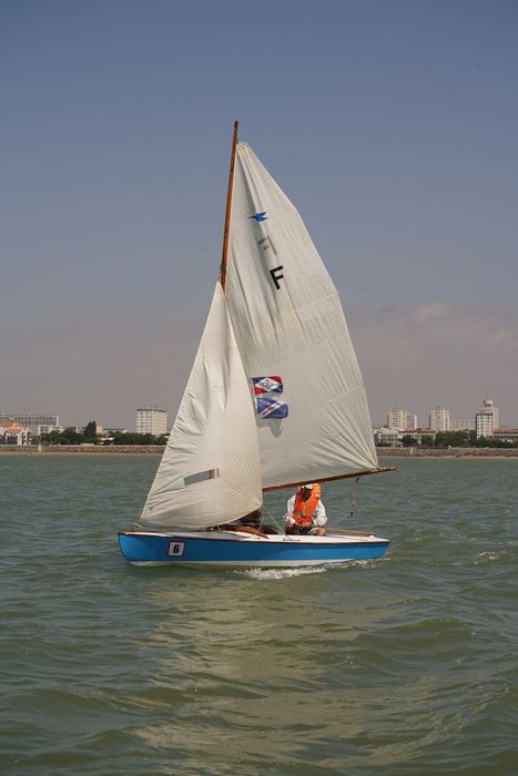 bateau de plaisance : bateau sans nom, dériveur de type Snipe, dériveur léger de type Snype