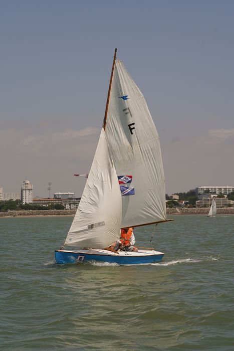 bateau de plaisance : bateau sans nom, dériveur de type Snipe, dériveur léger de type Snype