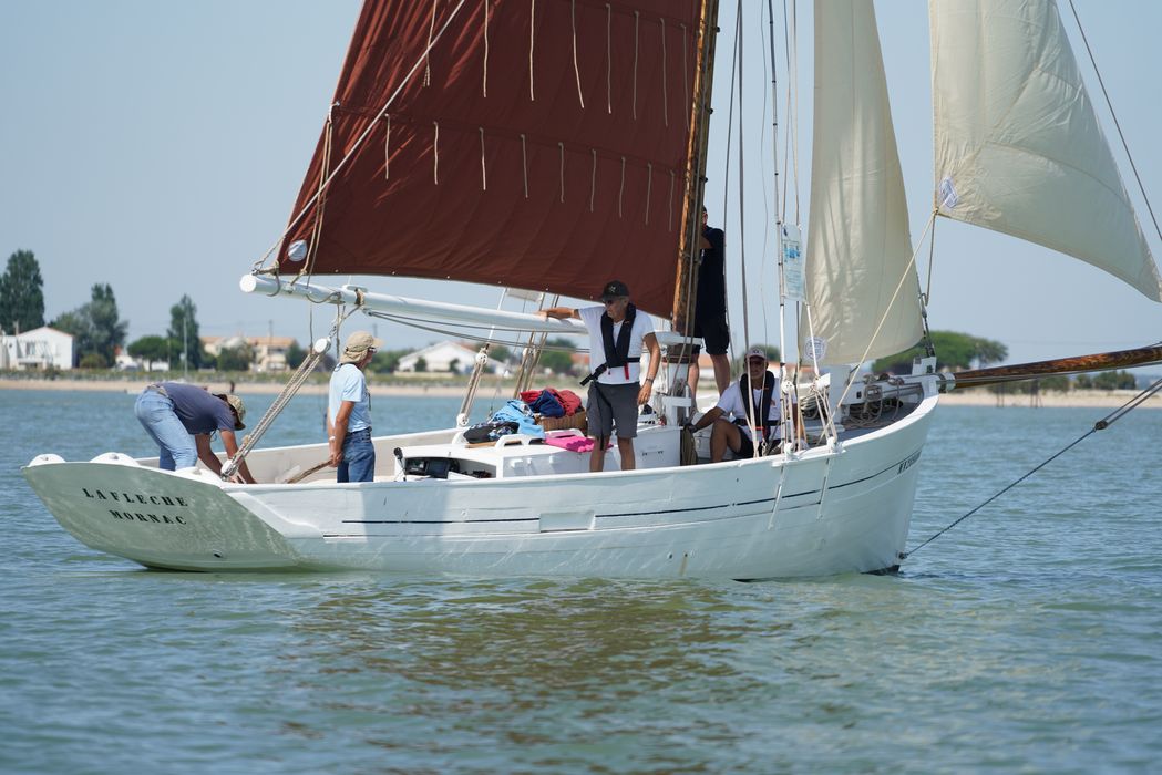 bateau La Flèche, bac ostréicole mixte gréé en sloop