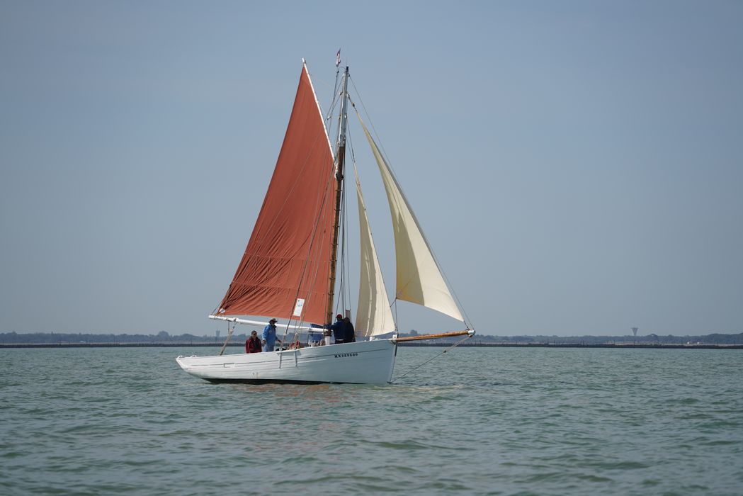 bateau La Flèche, bac ostréicole mixte gréé en sloop