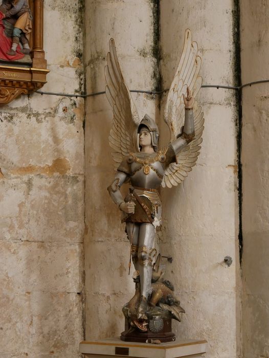 statue : Saint Michel terrassant le dragon