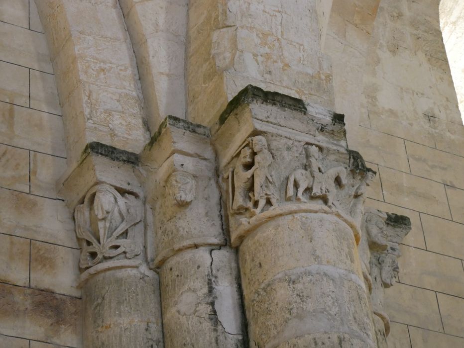 détail de chapiteaux sculptés
