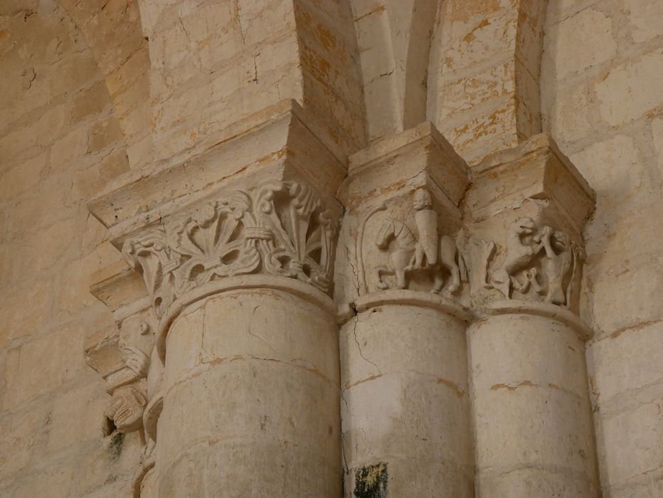 détail de chapiteaux sculptés