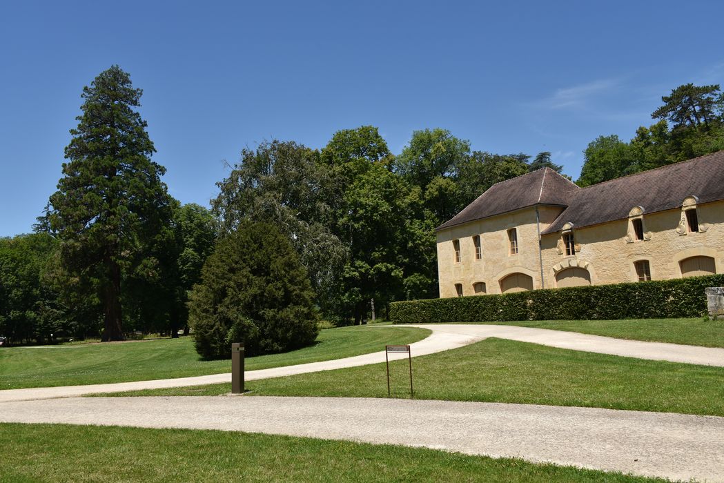 chemin arboré, corps de ferme