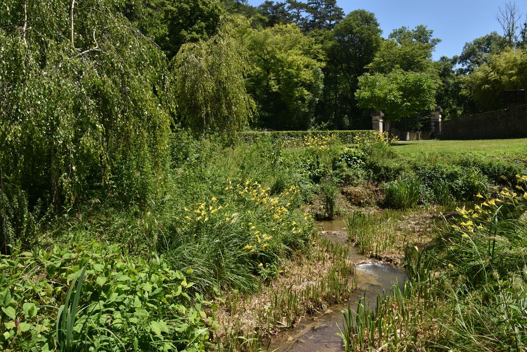 canal et massif fleuri