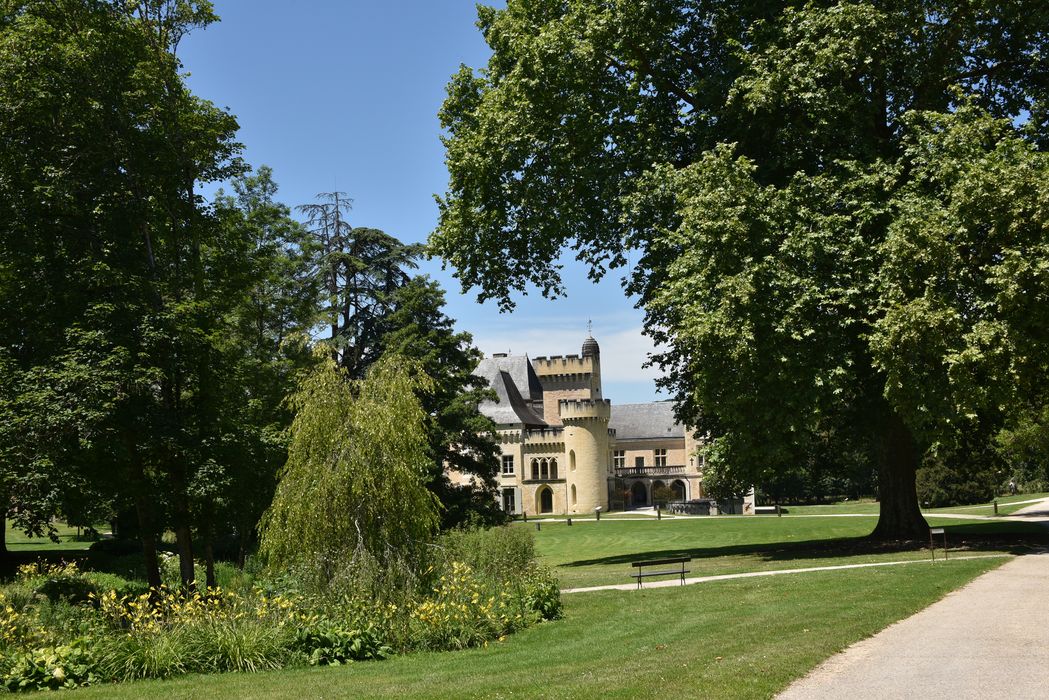 vue est du château, massif fleuri, arbre remarquable