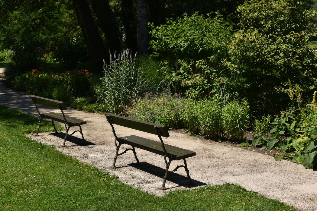 massif fleuri deux bancs