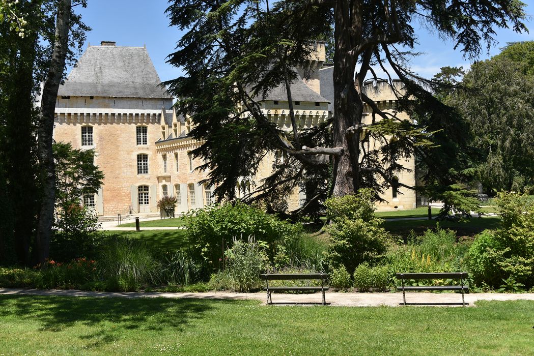 massif fleuri, deux bancs, arbres remarquable (cèdre)