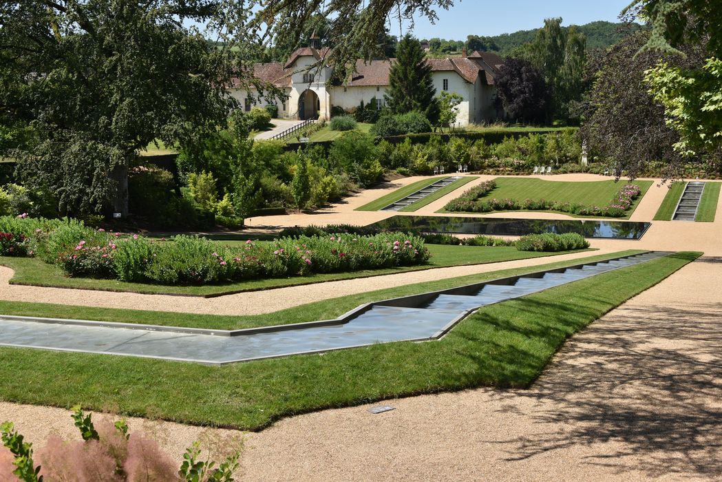 jeux d’eau, massif fleuri