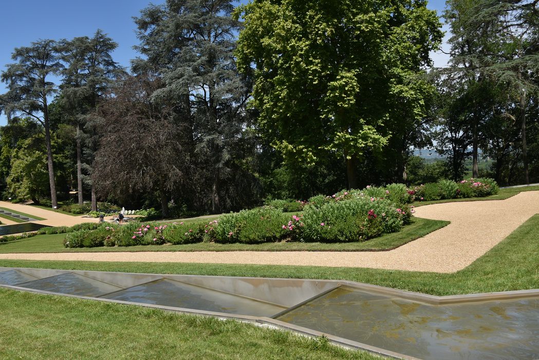 pièce d ‘eaux, massif fleuri