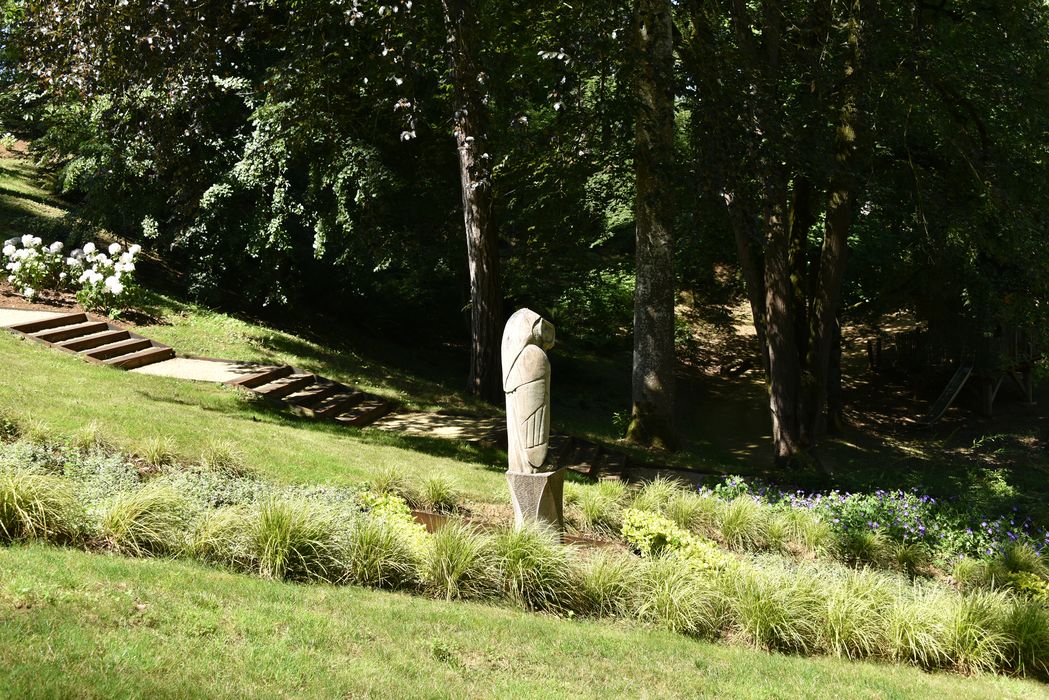 statue