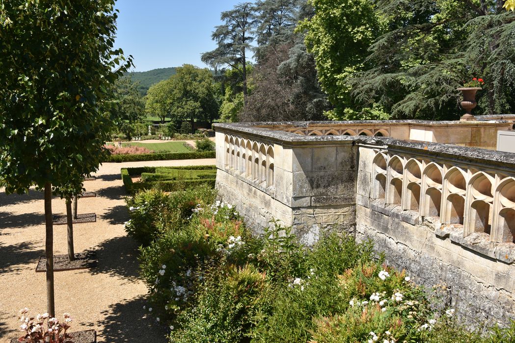 massif fleuri, balustrade