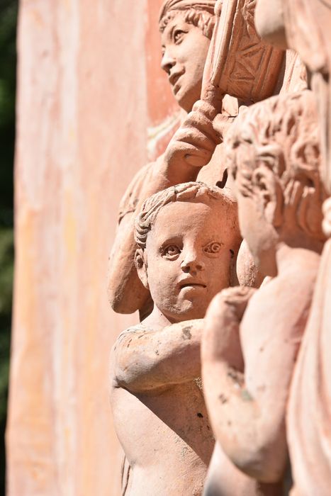 bas relief en terre cuite