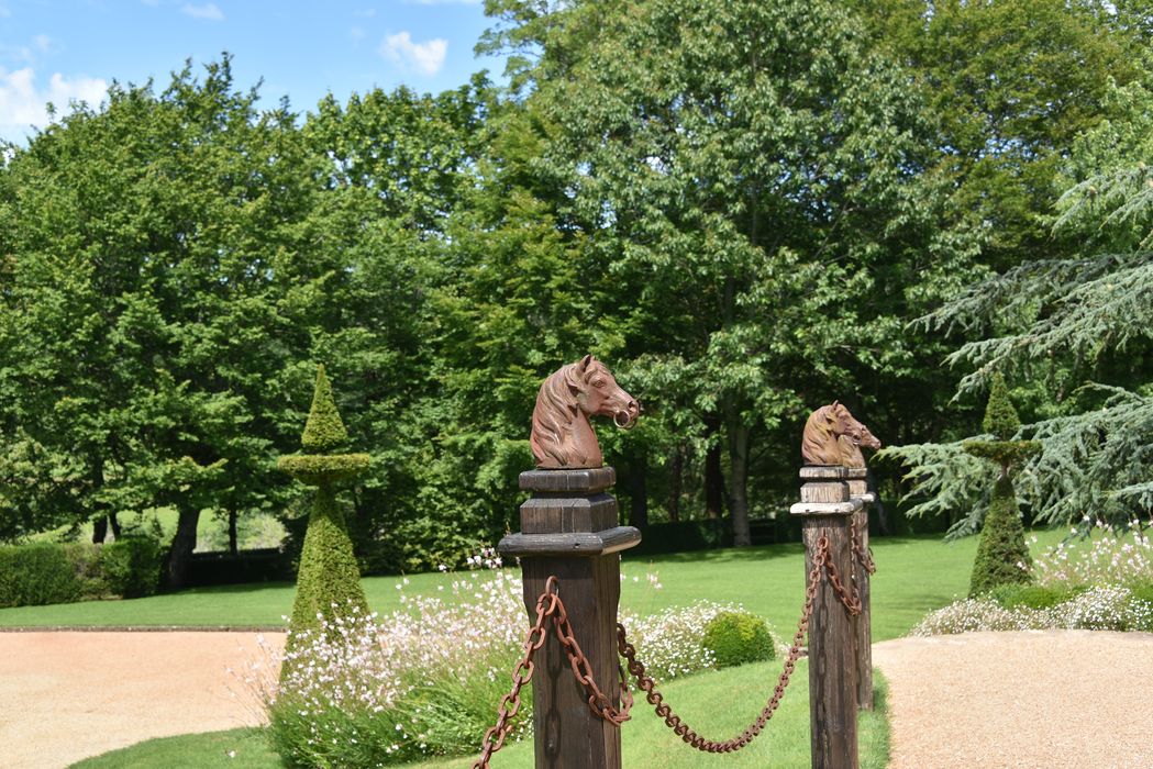 barrière, détail (têtes de chevaux)
