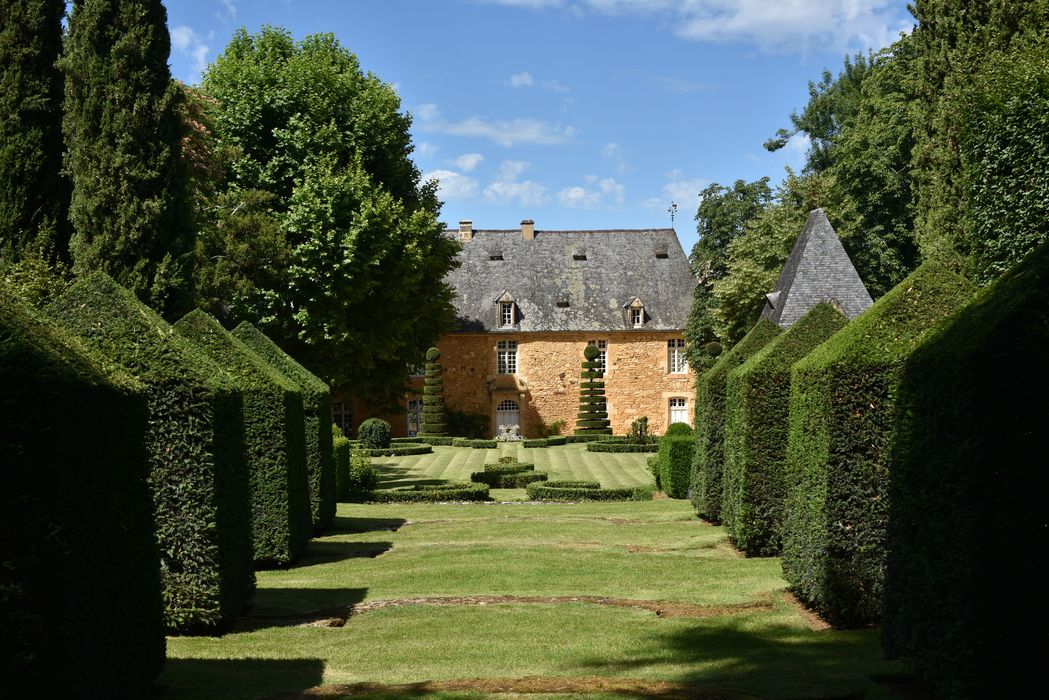 allée des broderies (art topiaire), vue partielle du manoir