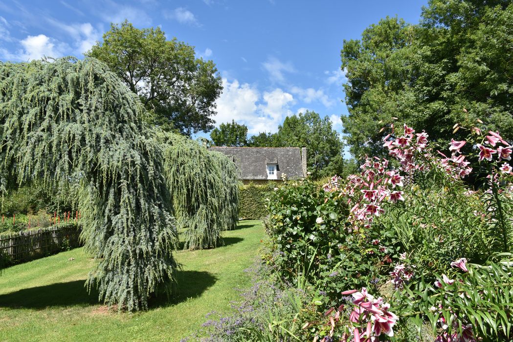 massif fleuri e charmille
