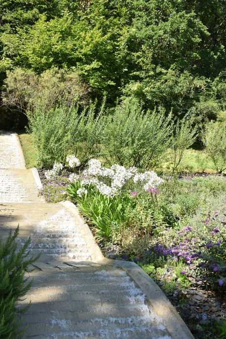 massif fleuri, cascatelle (jeu d’eau)