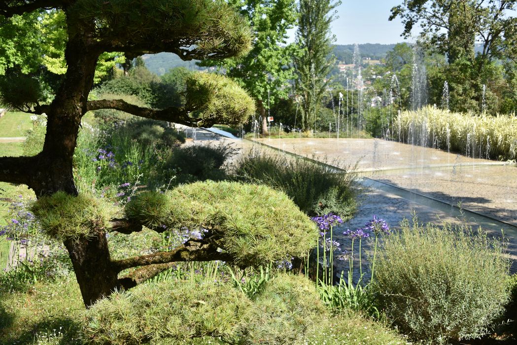 massif fleuri, fontaine (jeu d’eau)