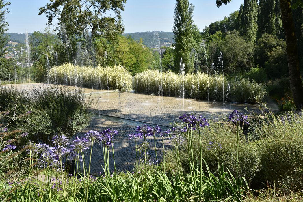 massif fleuri, fontaine (jeu d’eau)