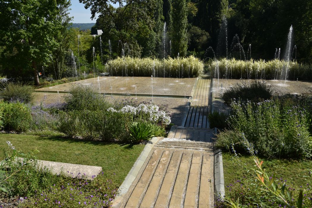 massif fleuri, fontaine (jeu d’eau)