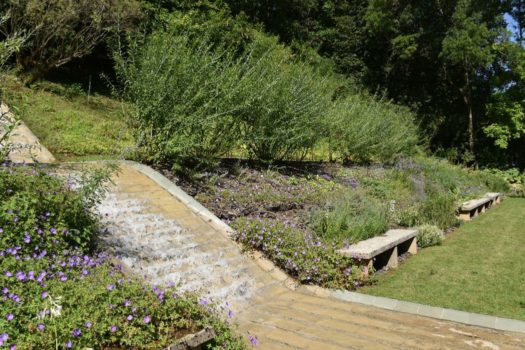 cascatelle (jeu d’eau), massif fleuri