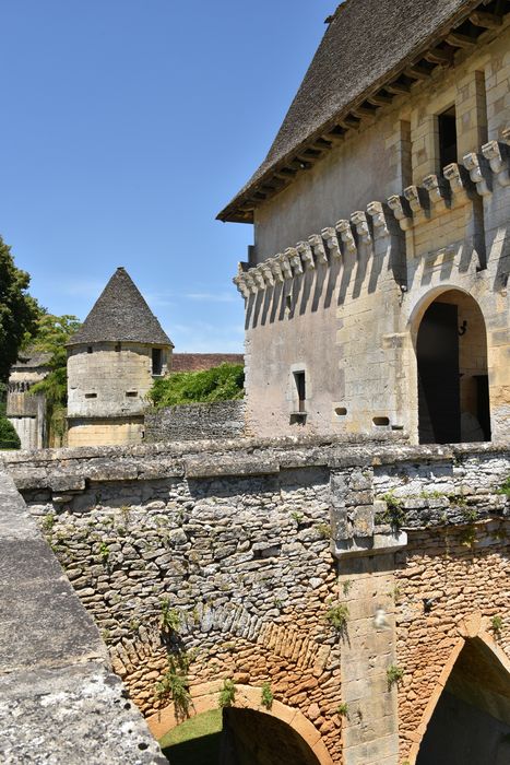 l’entrée, pont du château 