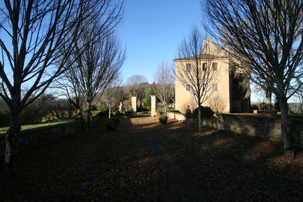 allée d’accès est