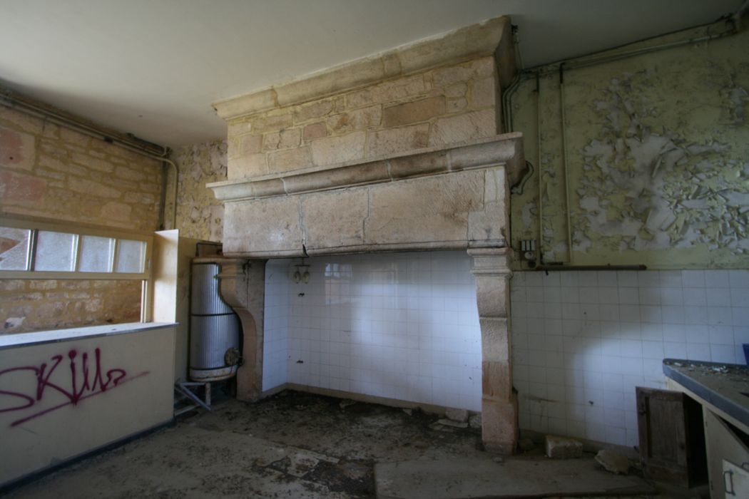 rez-de-chaussée, cuisine, cheminée monumentale