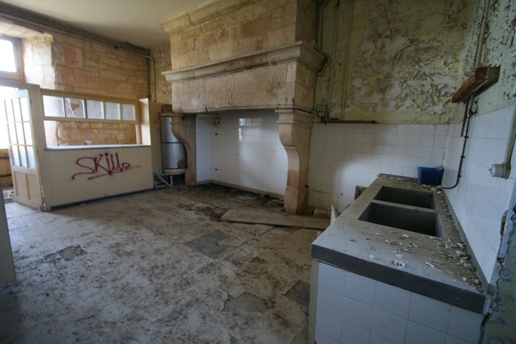 rez-de-chaussée, cuisine, cheminée monumentale