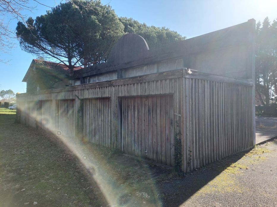 revers du fronton (pelote basque), aménagement de garages