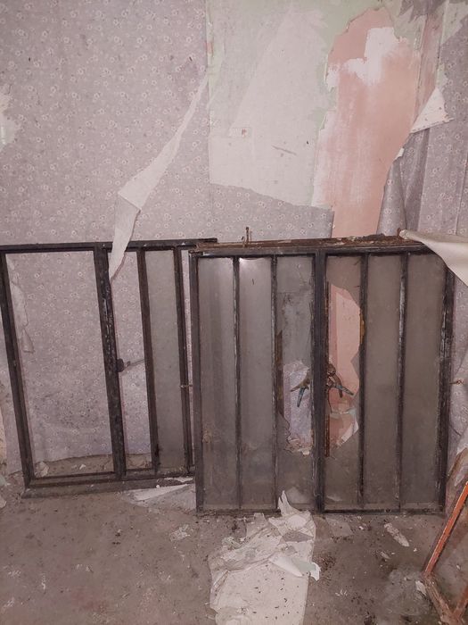 détail de deux châssis de fenêtres déposées