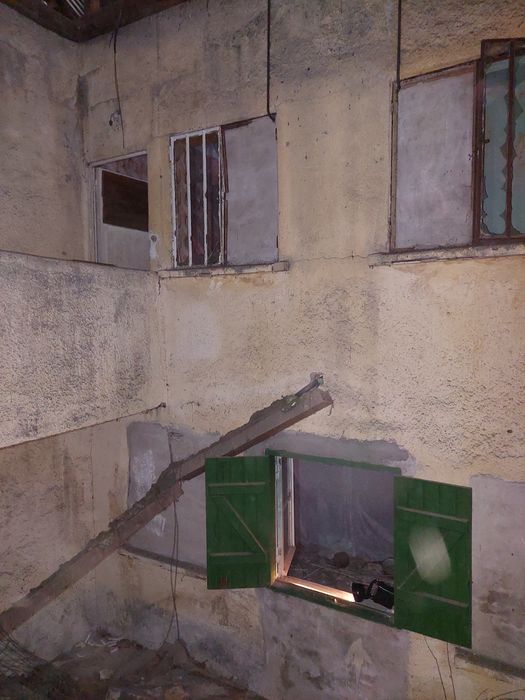espace intérieur (ancienne façade ouvrant sur l’extérieure ouvrant à l’Est)
