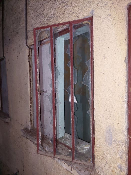 détail d’un châssis métallique de fenêtre