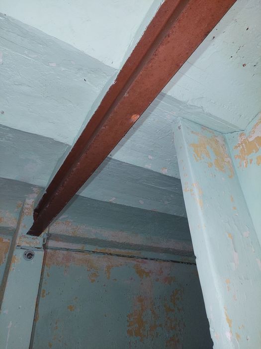 espace intérieur, détail d’une poutre métallique