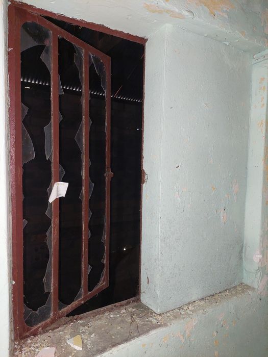 détail d’un châssis métallique de fenêtre