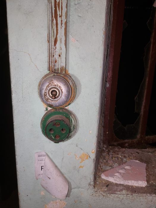 détail d’un interrupteur et d’une prise