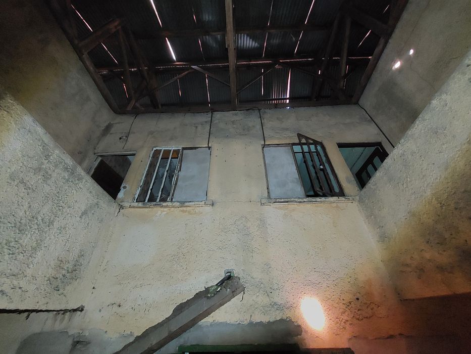 espace intérieur (ancienne façade ouvrant sur l’extérieure à l’Est)