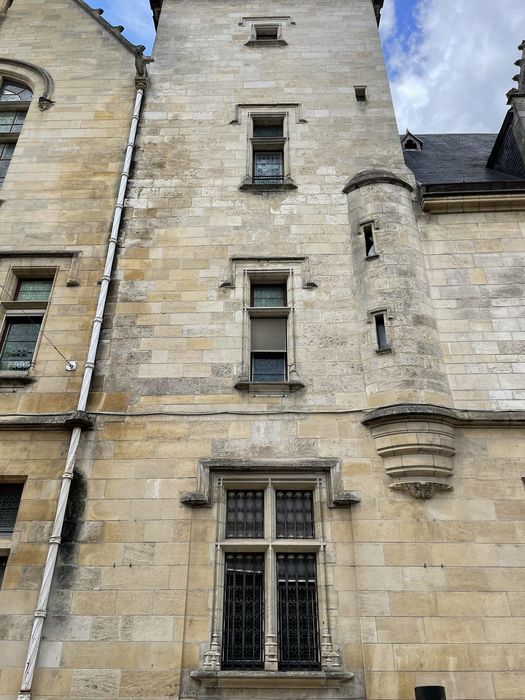 façade sud-est sur rue, tour des archives, vue partielle