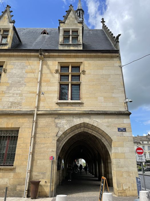 façade sur la rue Jules Ferry, extrémité droite