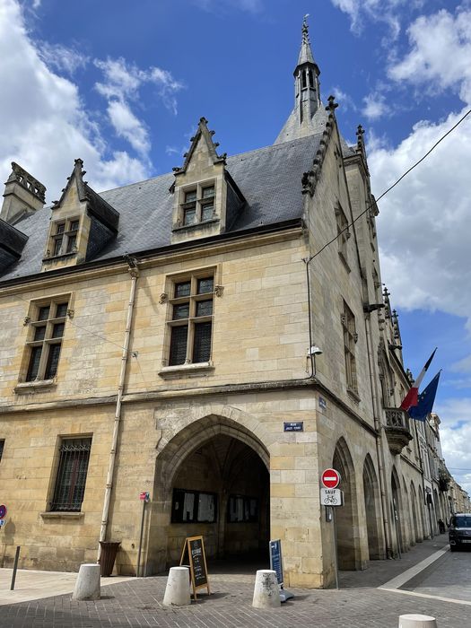 façades sur la rue Jules Ferry et la place Abel Surchamp