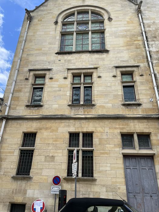 façade sud-est sur la rue Jules Ferry, vue partielle