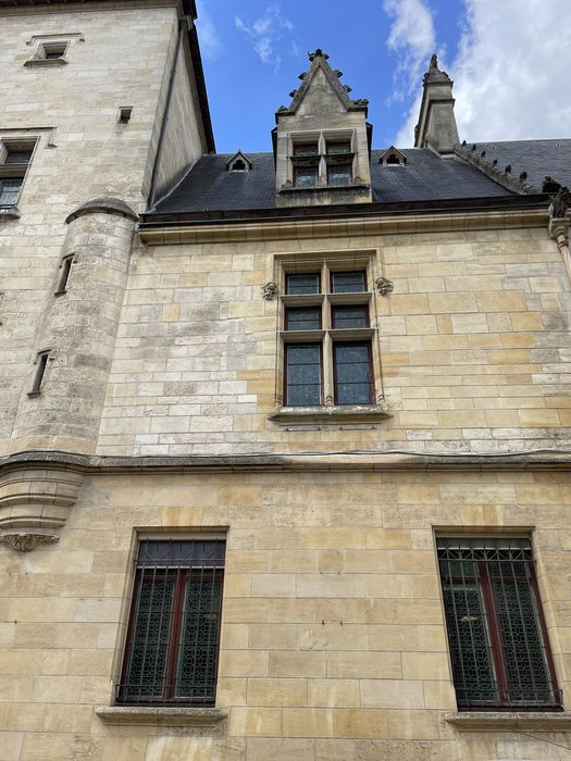 façade sud-est sur la rue Jules Ferry, vue partielle