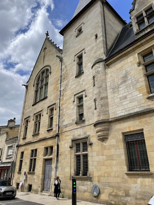 façade sud-est sur la rue Jules Ferry, vue partielle
