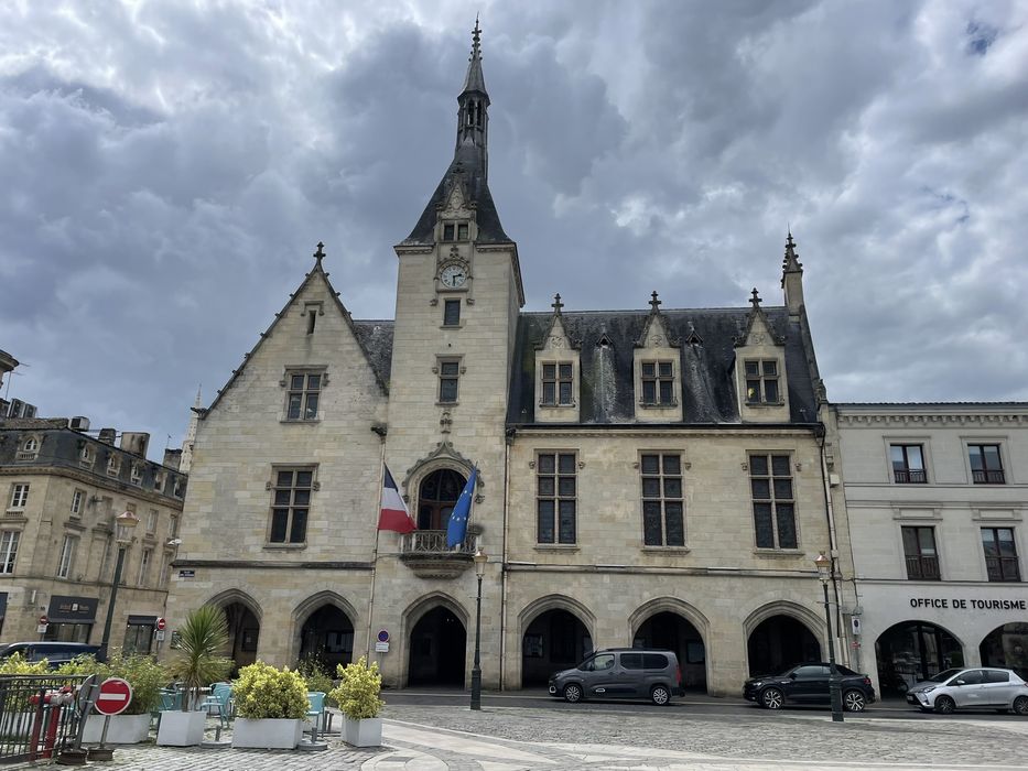 façade est sur la place Abel Surchamp