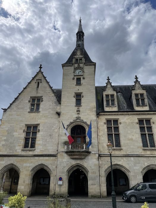façade est sur la place Abel Surchamp, vue partielle